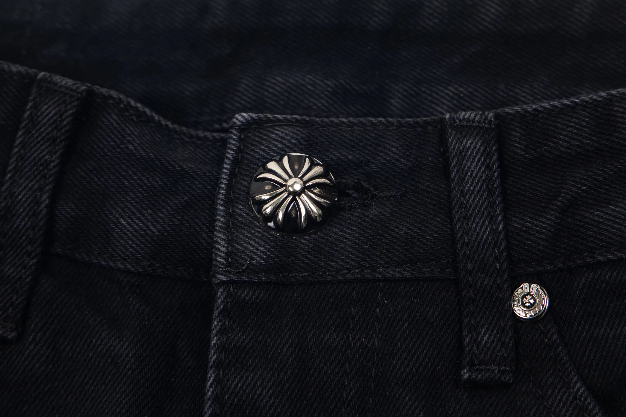 P260 Chrome Hearts Black Pants Sanskrit Black Pink Multi-Leather Jeans CH jeans need to be washed after the finished product is disassembled and then hand-stitched with sheepskin cross leather and then spliced ​​together to complete. The whole piece has too many craftsmanship to explain, patchwork cross flower embellishment, high-waisted washed jeans! ! Absolutely high-end luxury products, god-level single products and super popular products, made with top heavy industry, a must-see magic weapon. Customized hardware. The fabric is thick and soft after washing. It has good breathability. Customized small leather label. Unique design. The details are simple and elegant, and the workmanship is exquisite. The entire trousers are neatly routed and the details are in place! It’s so cool that both men and women can easily control the genderless trend! Style number: 1871# Color: black Size: 28 30 32 34